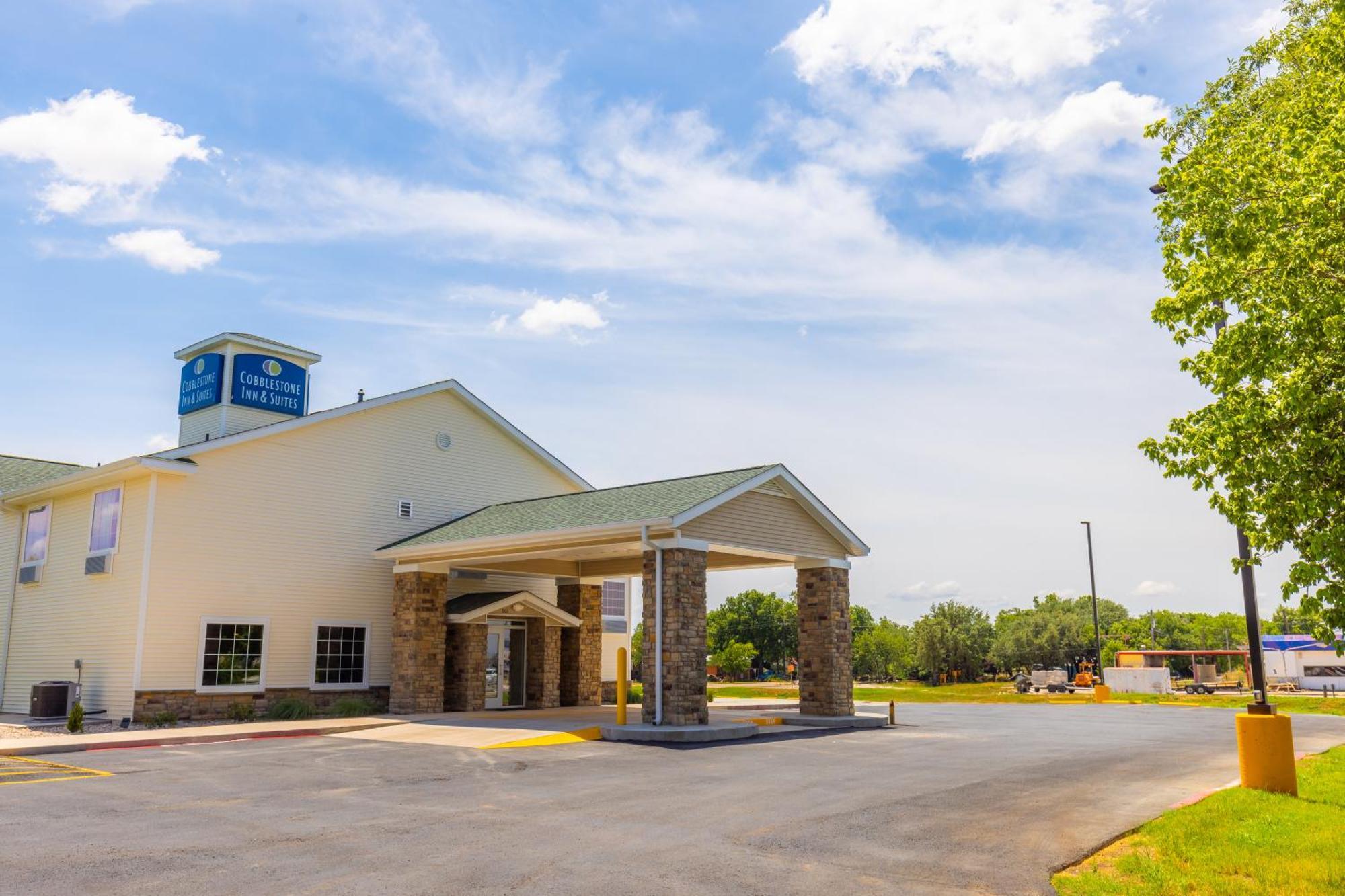 Cobblestone Inn & Suites - Winters Exterior photo
